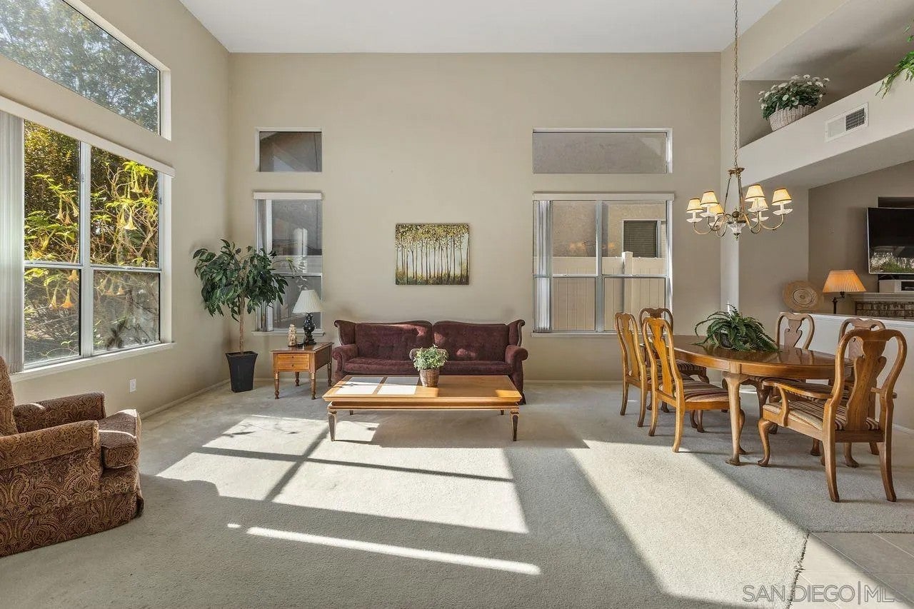 4887 Glenhollow
