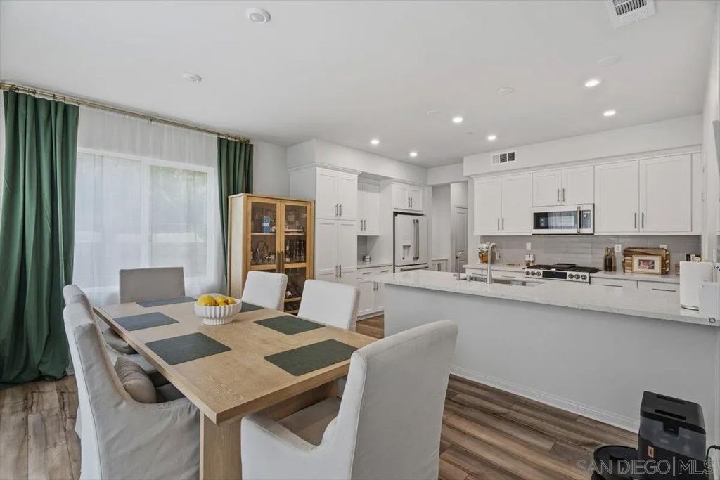 Photo of 1521 Meriwood Way, Vista, CA 92083 (MLS # 260005285)