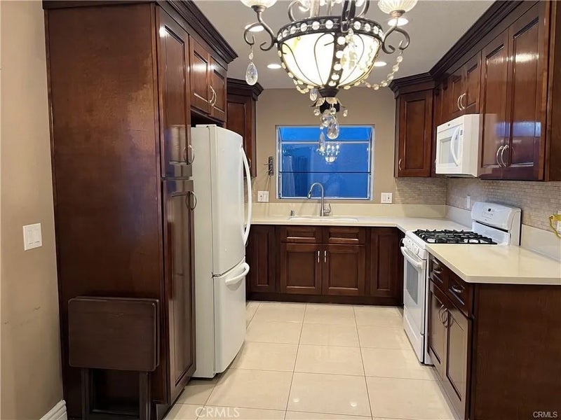 13775 Glenoaks 8