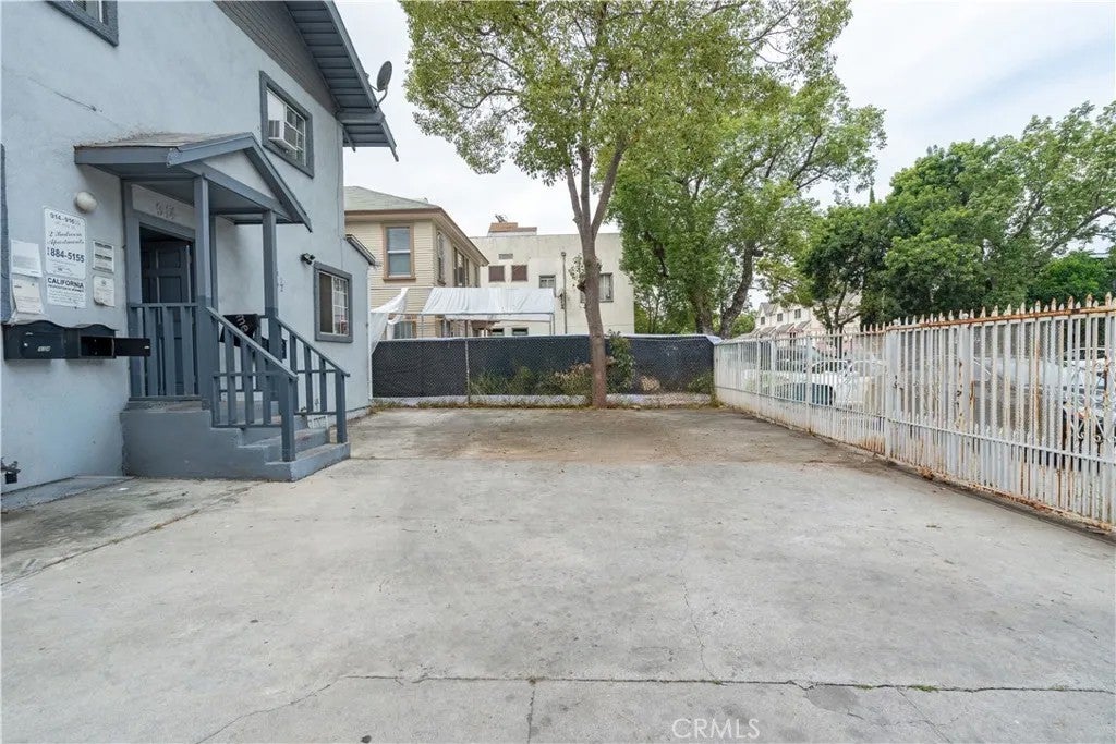 914 W 41st Street