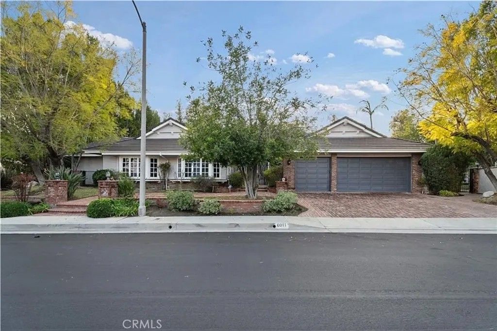 Photo of 6021 County Oak, Woodland Hills, CA 91367 (MLS # SR25246442)