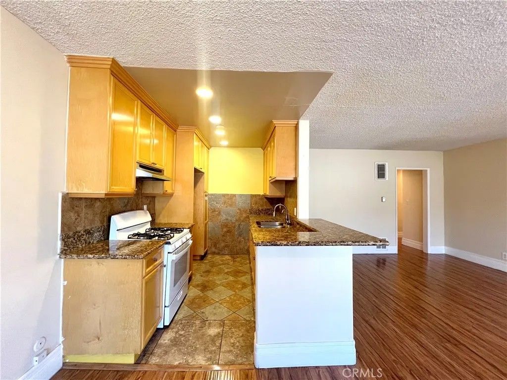 Photo of 1035 Western Ave #4, Glendale, CA 91201 (MLS # SR26104312)