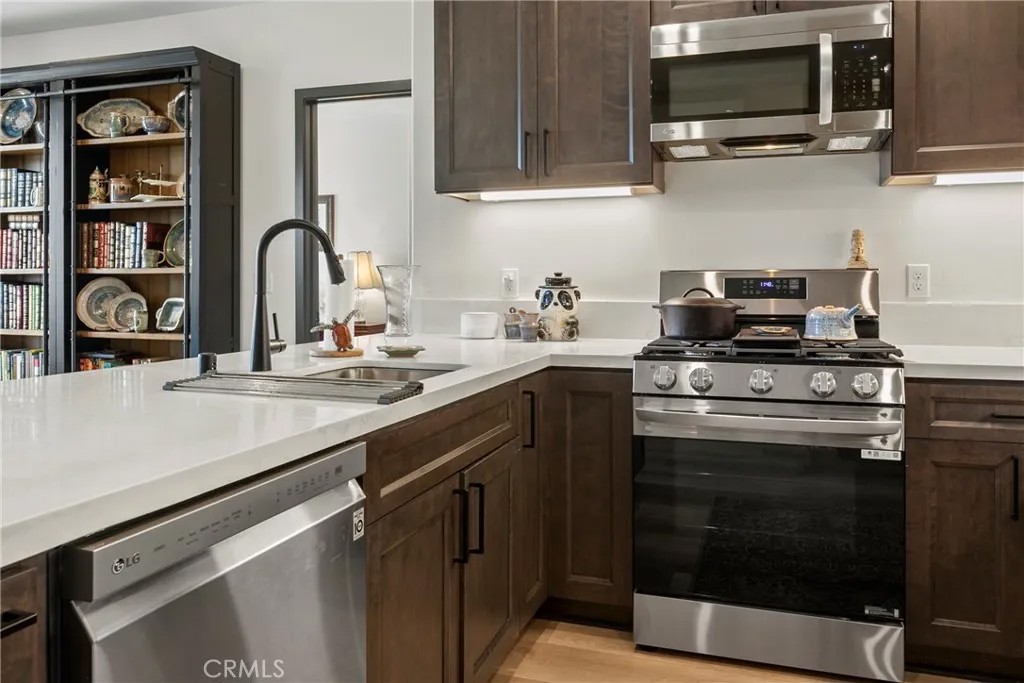 402 W Grand Ave 401