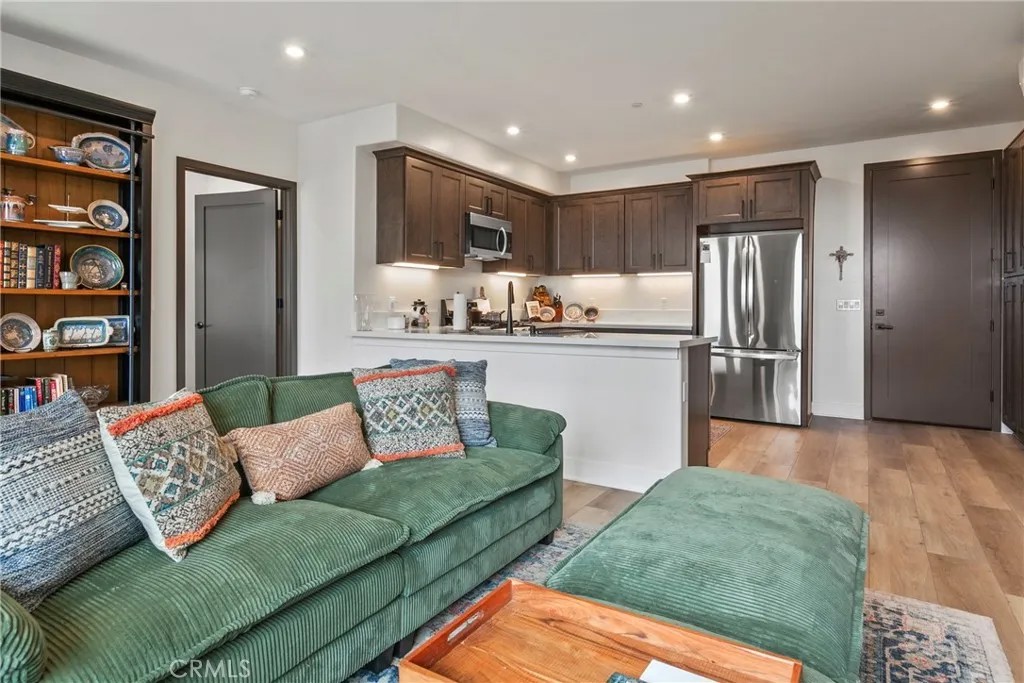 402 W Grand Ave 401