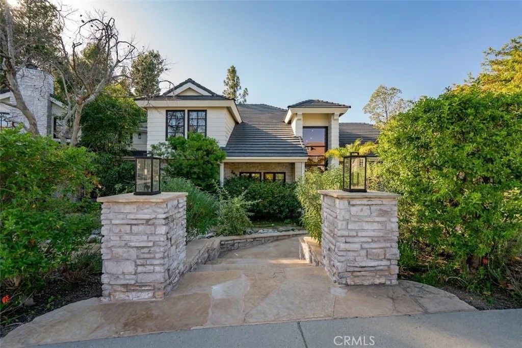 Photo of 4017 Nogales Dr, Tarzana, CA 91356 (MLS # SR26042328)
