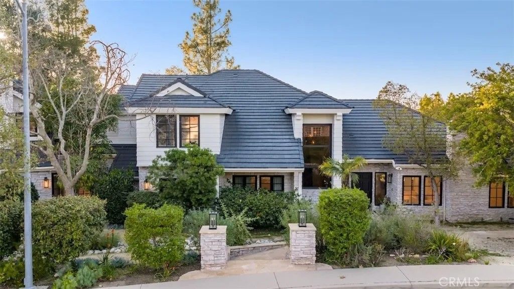 Photo of 4017 Nogales Dr, Tarzana, CA 91356 (MLS # SR26042328)