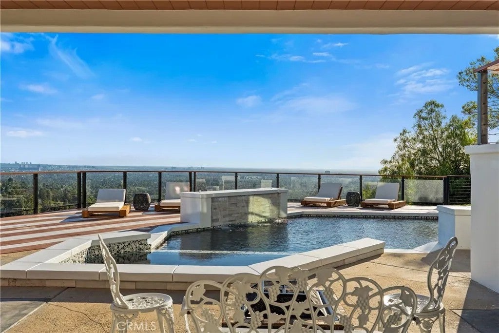 1312 Peacock Hill