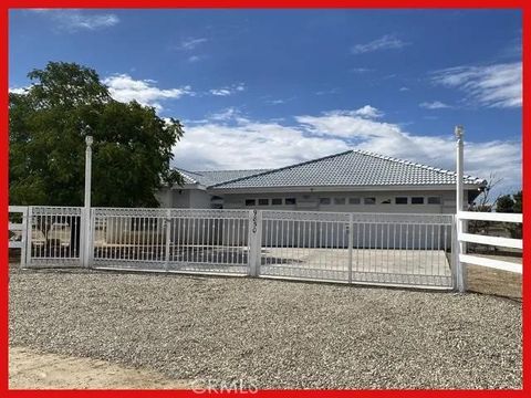 Photo of 9850 DEL VALLE Avenue, Phelan, CA 92371 (MLS # HD25244971)