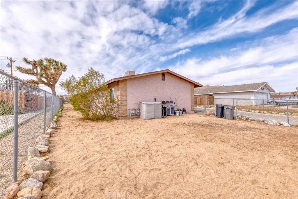 Photo of 6434 Linda Lee Dr, Yucca Valley, CA 92284 (MLS # JT26039987)