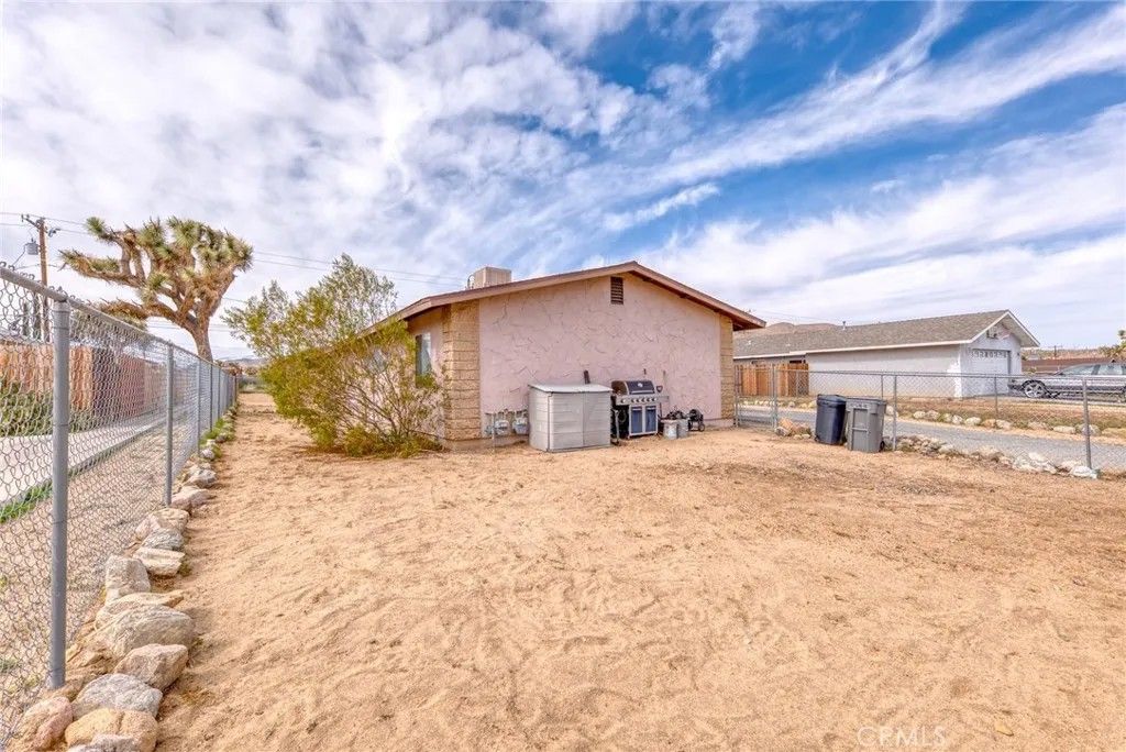 Photo of 6434 Linda Lee Dr, Yucca Valley, CA 92284 (MLS # JT26039987)