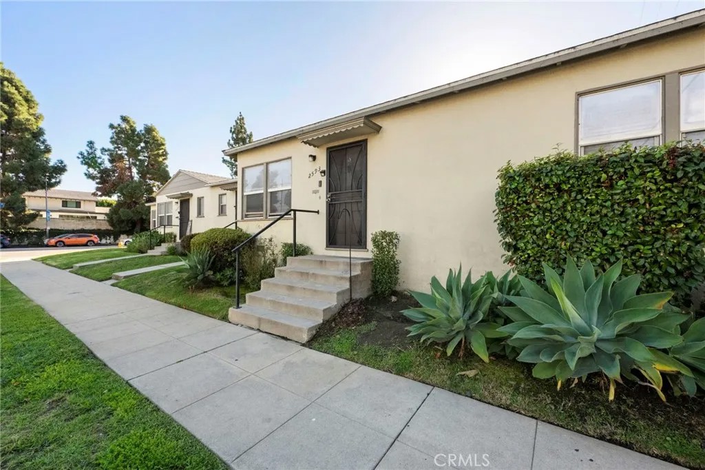 2593 Amherst