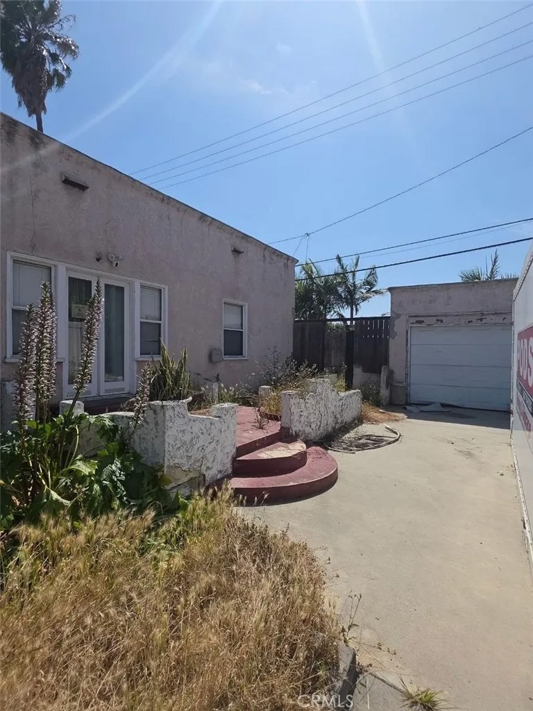 354 E Carson