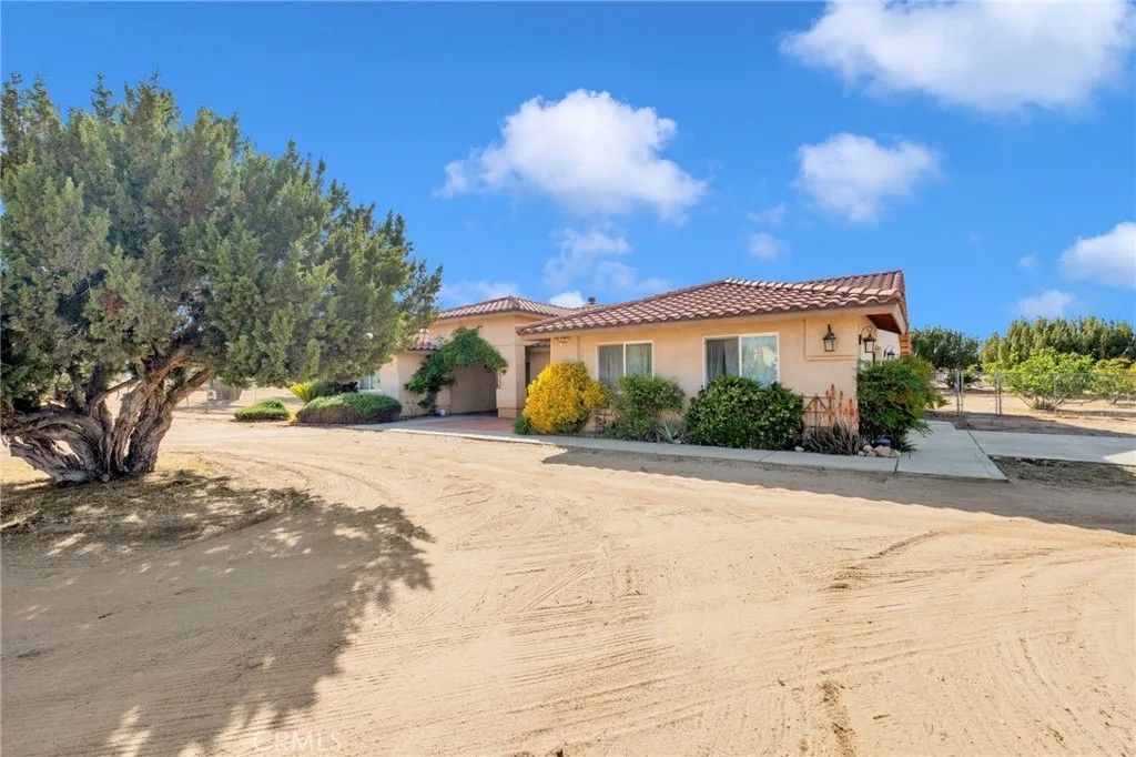 Photo of 8626 Coyote Trail, Oak Hills, CA 92344 (MLS # HD26084516)