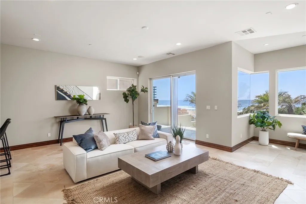 4308 The Strand