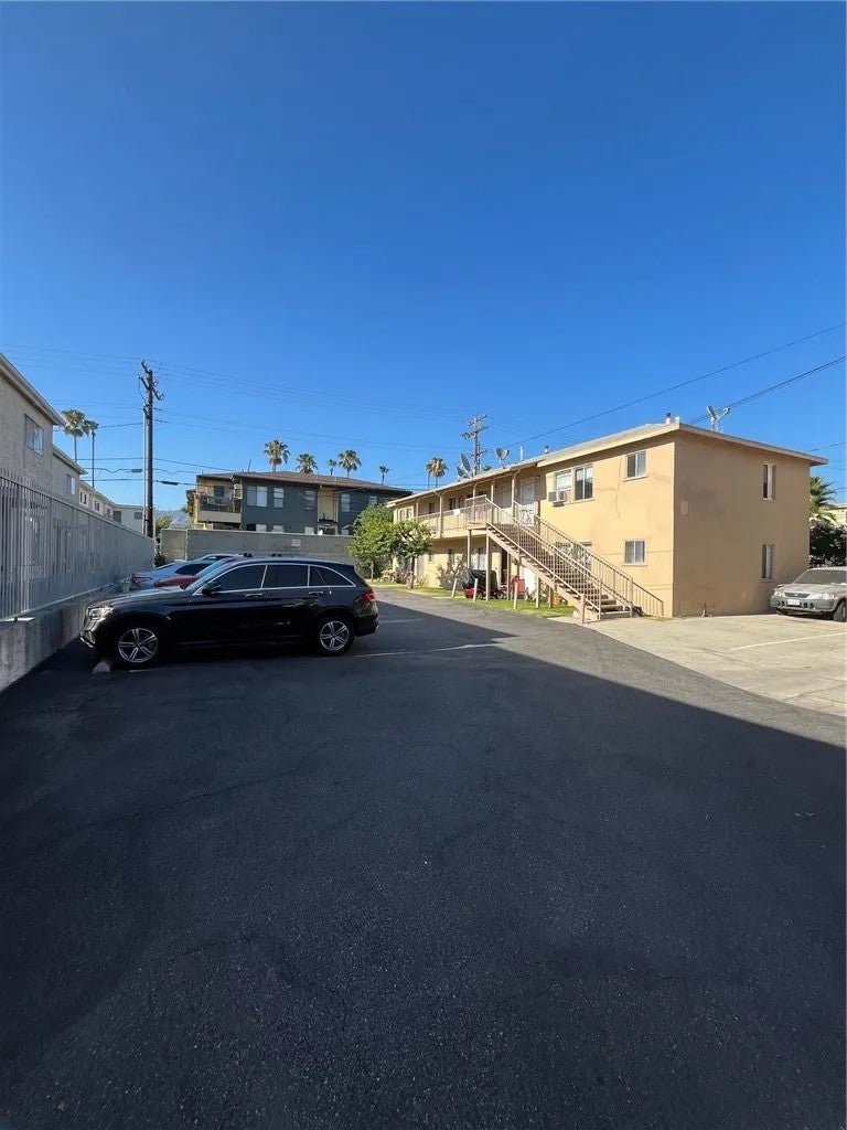 327 Riverdale