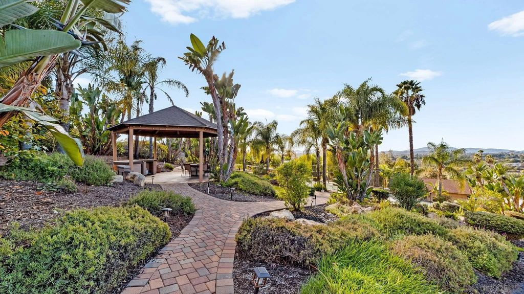 Photo of 2270 Summit Drive, Escondido, CA 92025 (MLS # 260006743)