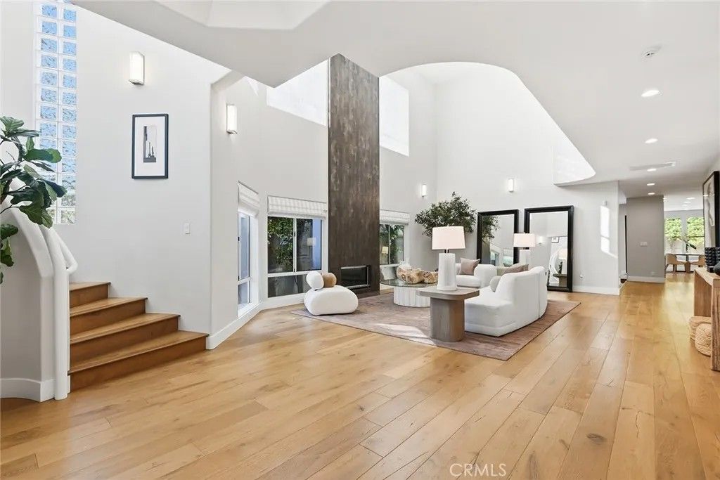 Photo of 16007 Dickens St, Encino, CA 91436 (MLS # SR26062849)