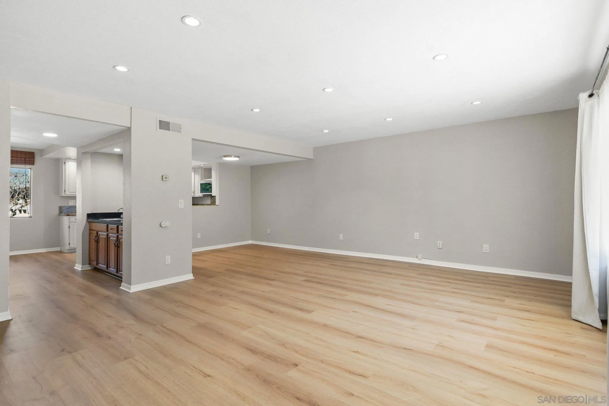 835 E Ave B