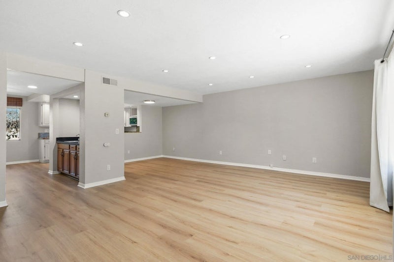 835 E Ave B