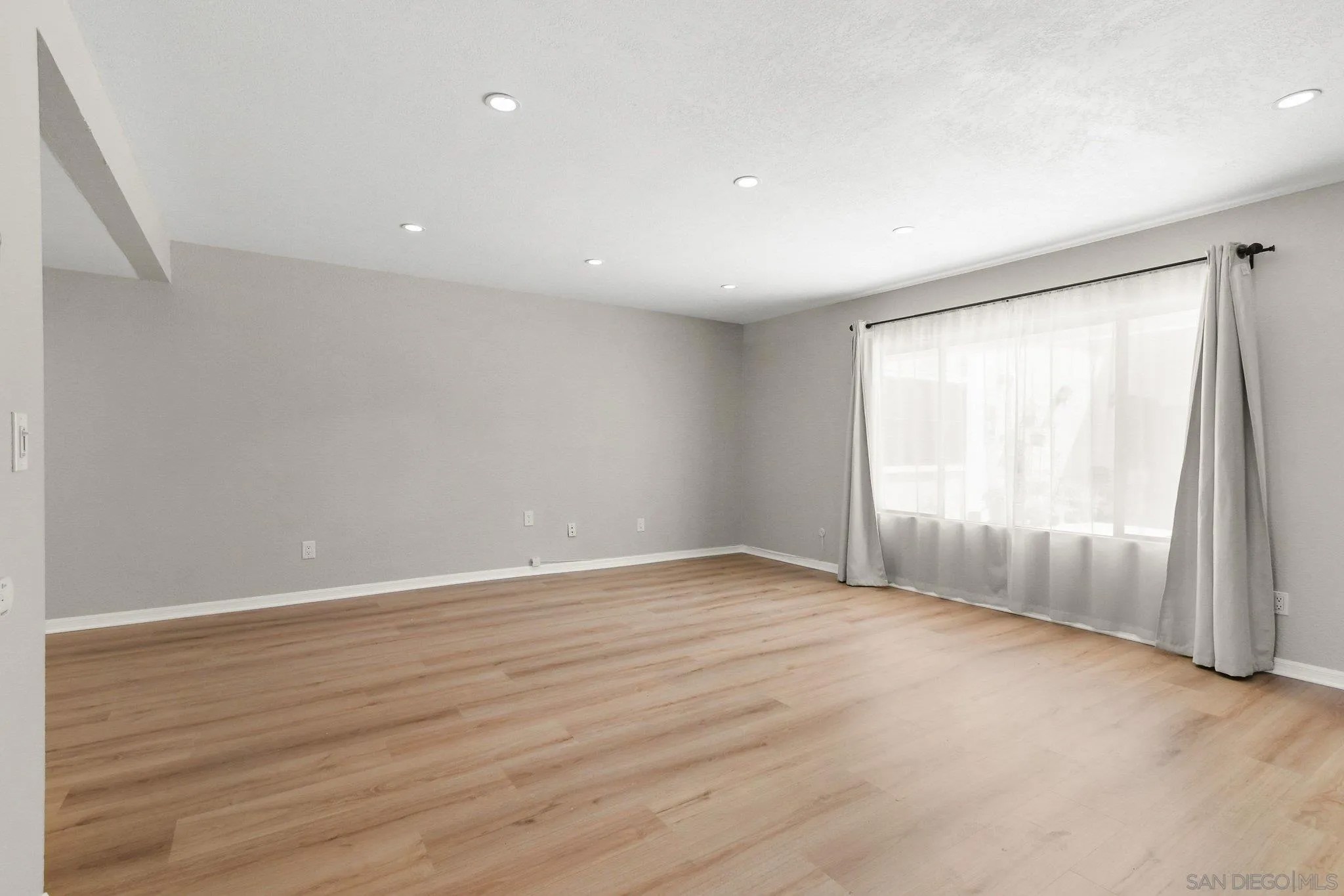 835 E Ave B