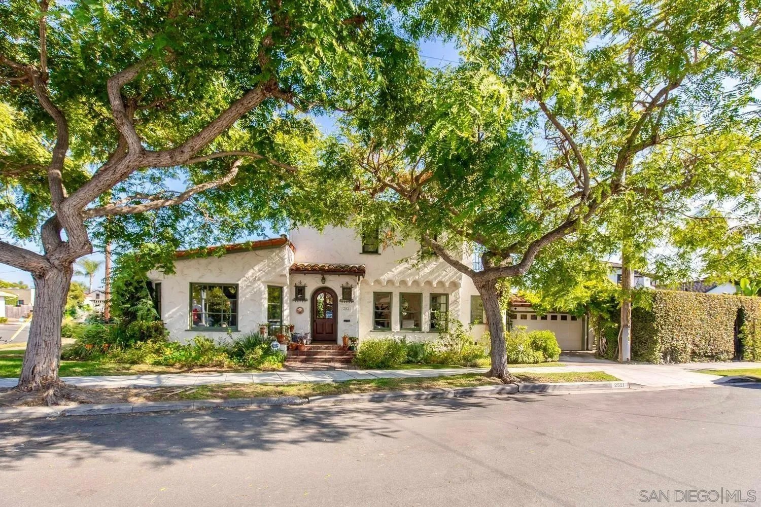 2521 Collier Ave