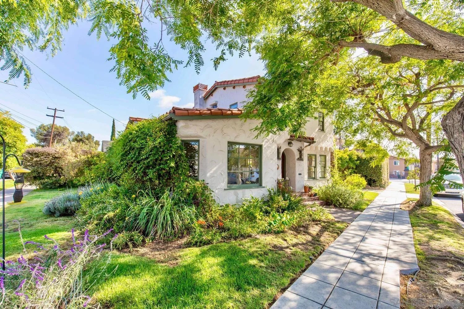 2521 Collier Ave