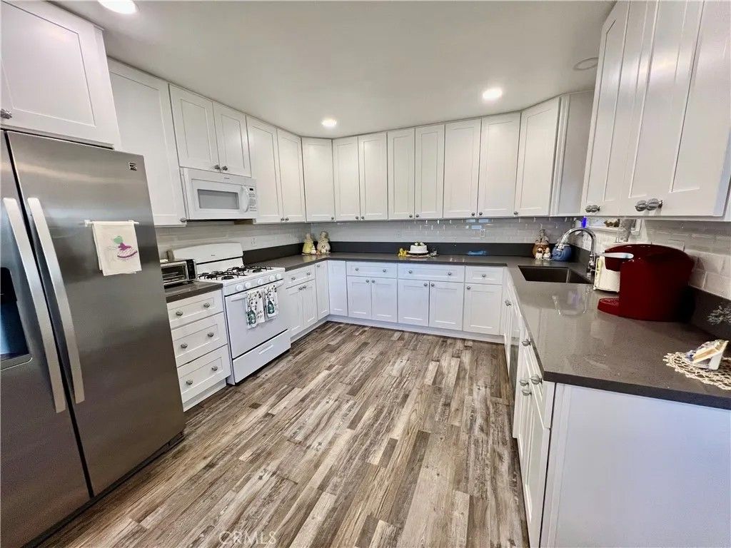 Photo of 7150 Redwood Avenue, Hesperia, CA 92345 (MLS # HD26039936)