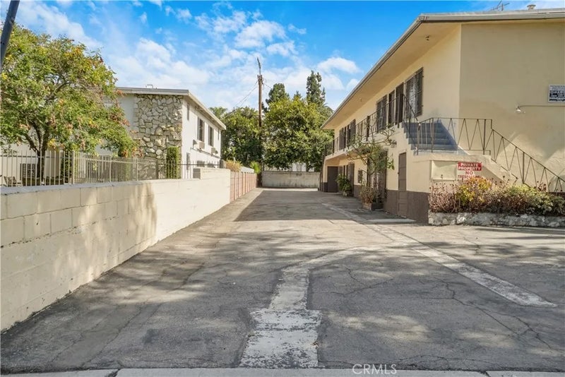 1143 W 28th