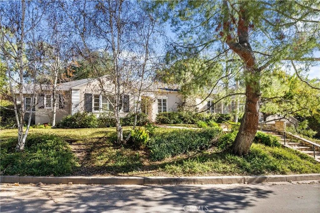 Photo of 1347 Andenes Dr, Glendale, CA 91208 (MLS # SR26005117)