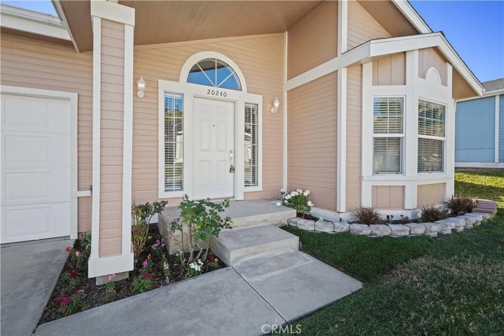 Photo of 20240 Shadow Island Drive, Canyon Country, CA 91351 (MLS # SR25278887)
