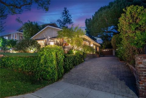 Photo of 640 S Parish Street, Burbank, CA 91506 (MLS # BB26118658)