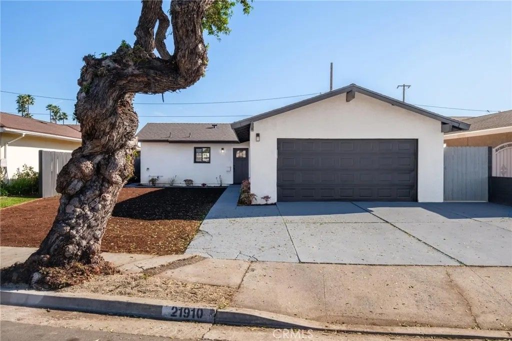 Photo of 21910 Newkirk Ave, Carson, CA 90745 (MLS # SB26013651)