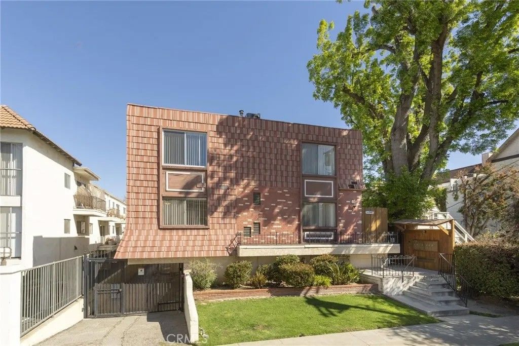 Photo of 14947 Dickens Street #1, Sherman Oaks, CA 91403 (MLS # SR26079321)