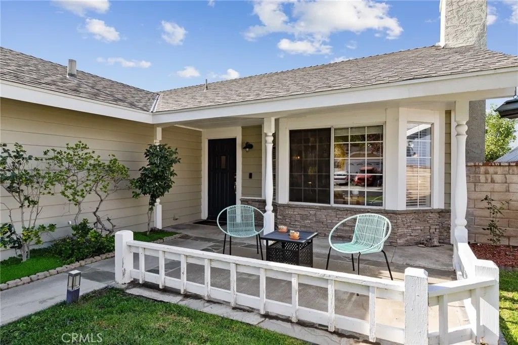 Photo of 27819 Sumner Ave, Saugus, CA 91350 (MLS # SR25260046)