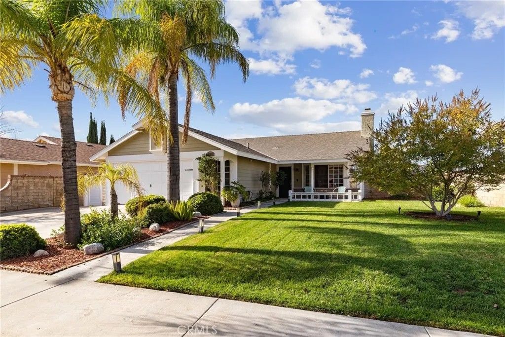 Photo of 27819 Sumner Ave, Saugus, CA 91350 (MLS # SR25260046)