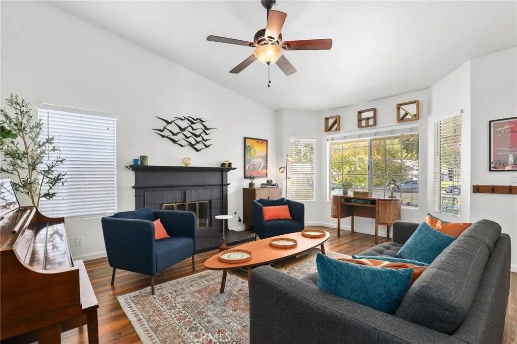 Photo of 27819 Sumner Ave, Saugus, CA 91350 (MLS # SR25260046)