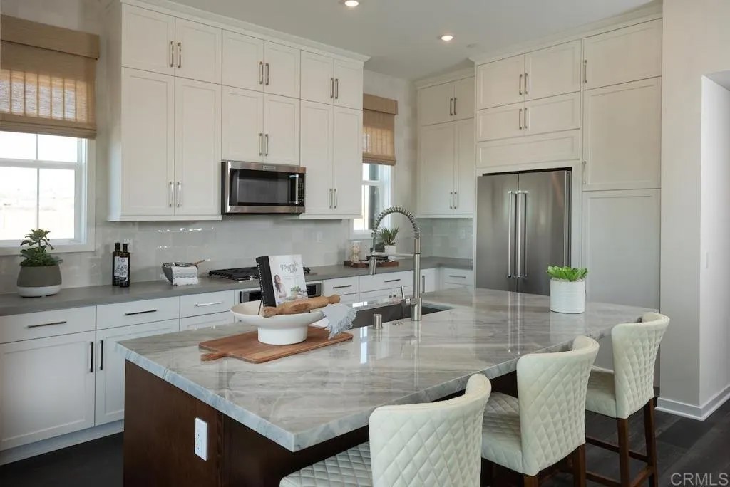 1711 Avenida Tealing