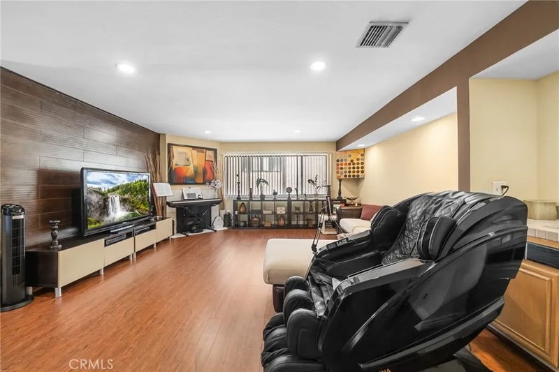 554 E San Jose 203