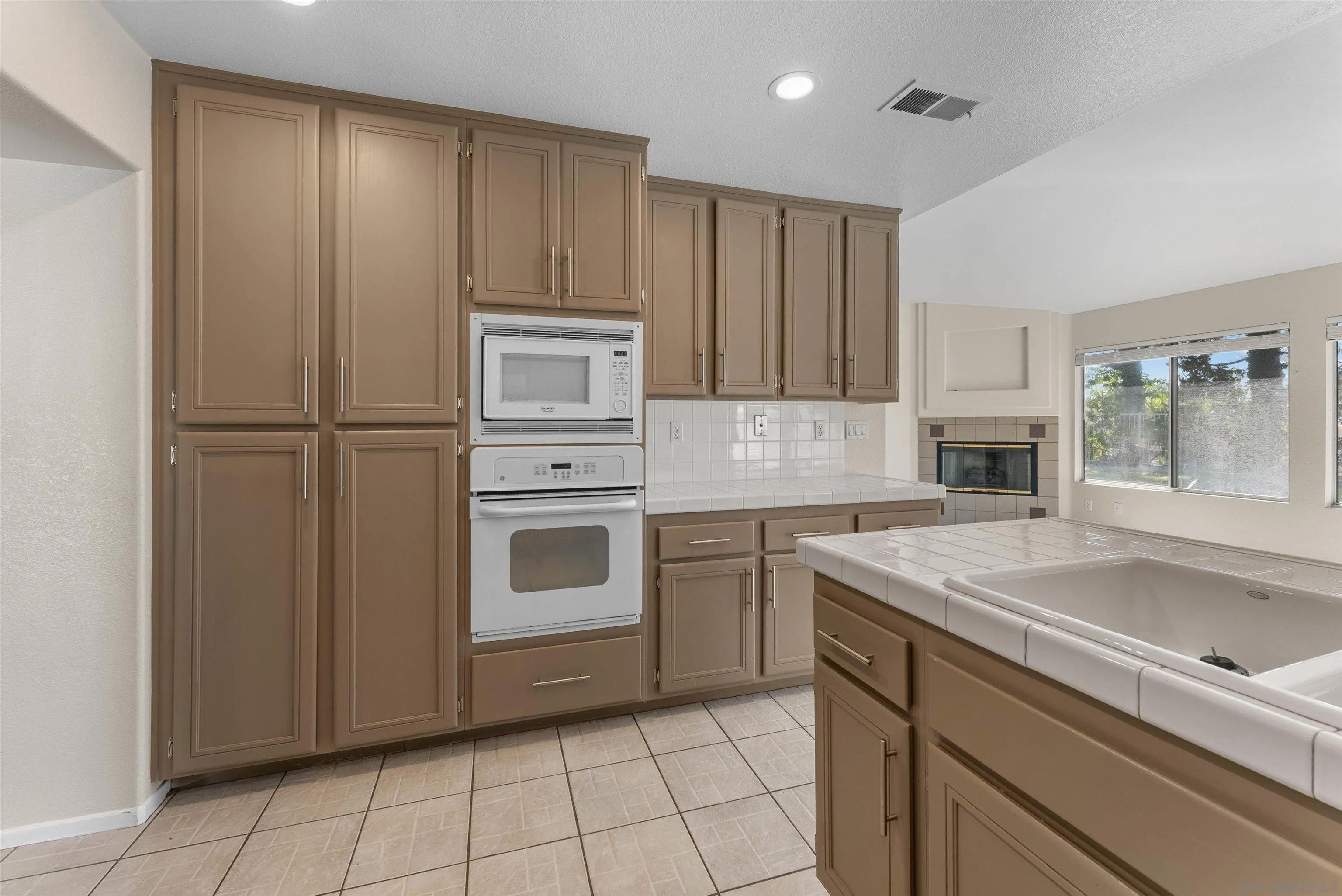 2450 Eastridge Loop