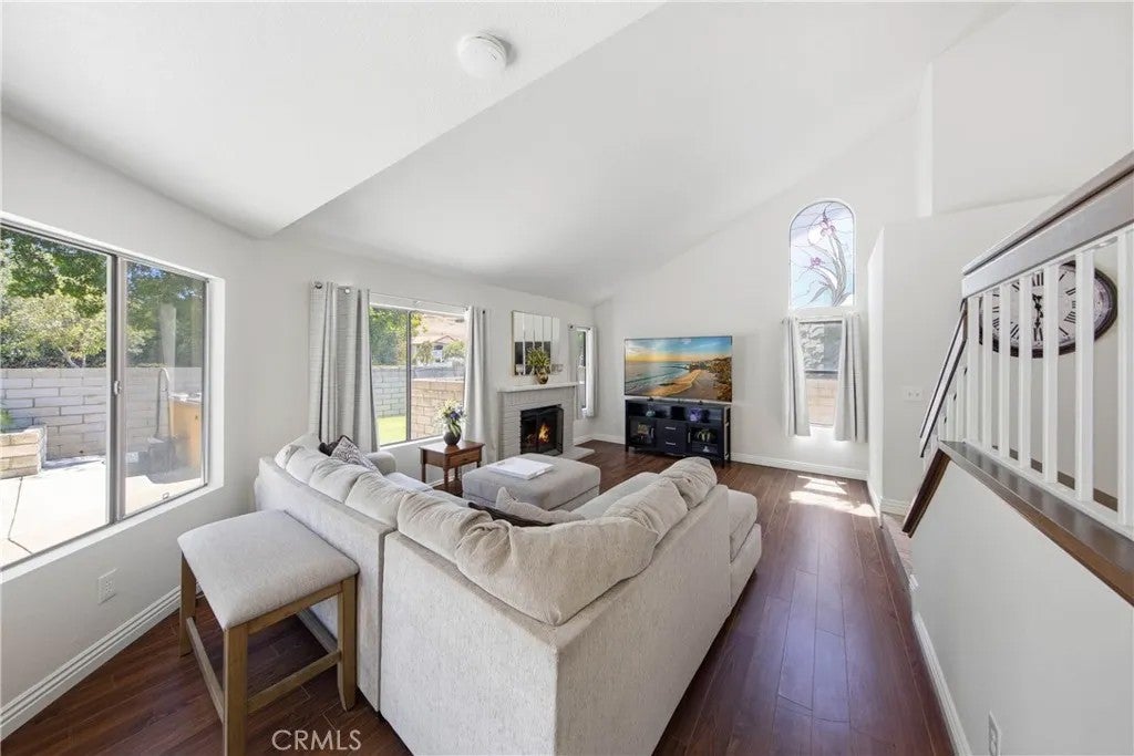6042 Crestmont