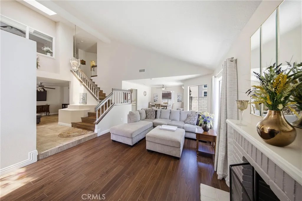 6042 Crestmont