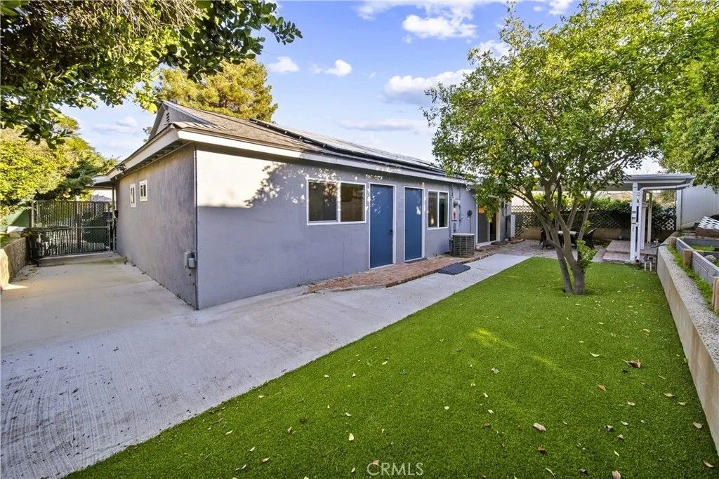 Photo of 27215 Barada Avenue, Saugus, CA 91350 (MLS # SR26046851)
