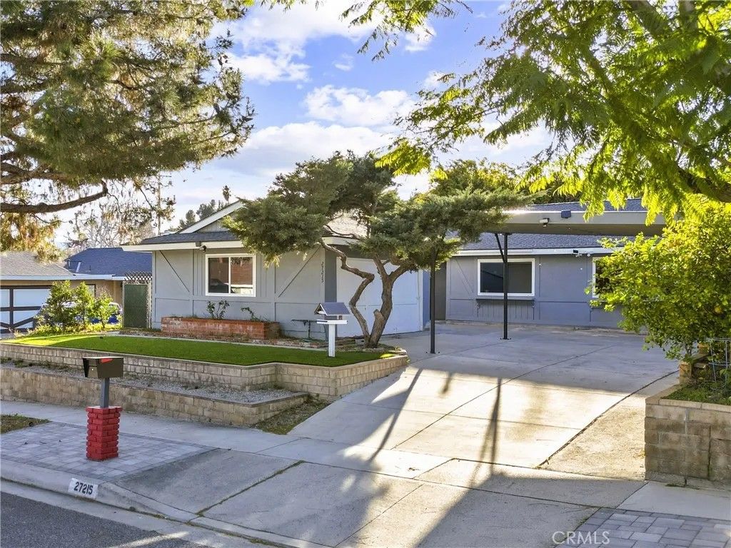 Photo of 27215 Barada Avenue, Saugus, CA 91350 (MLS # SR26046851)