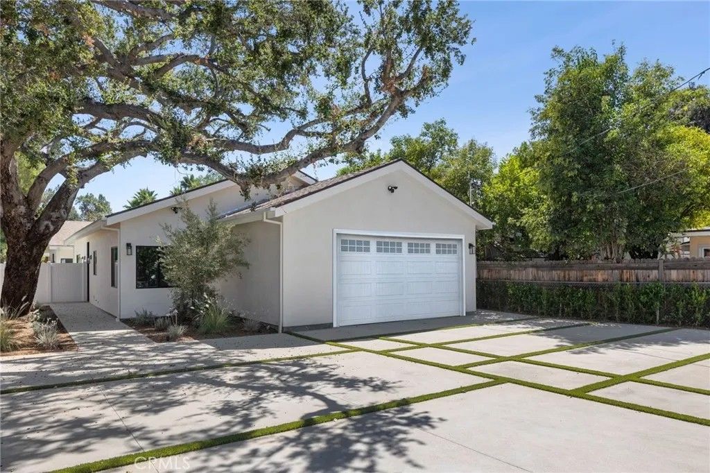 Photo of 21826 Cohasset, Canoga Park, CA 91303 (MLS # SR25253660)