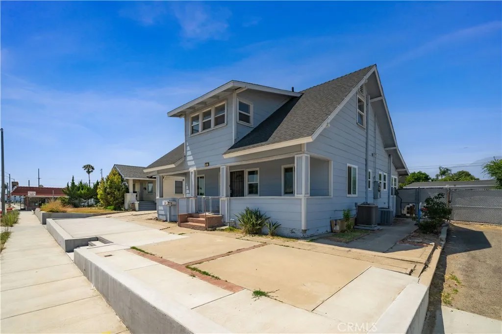 745 E Holt