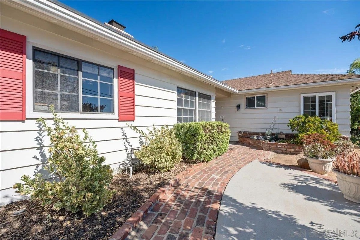 1493 Olive Hills