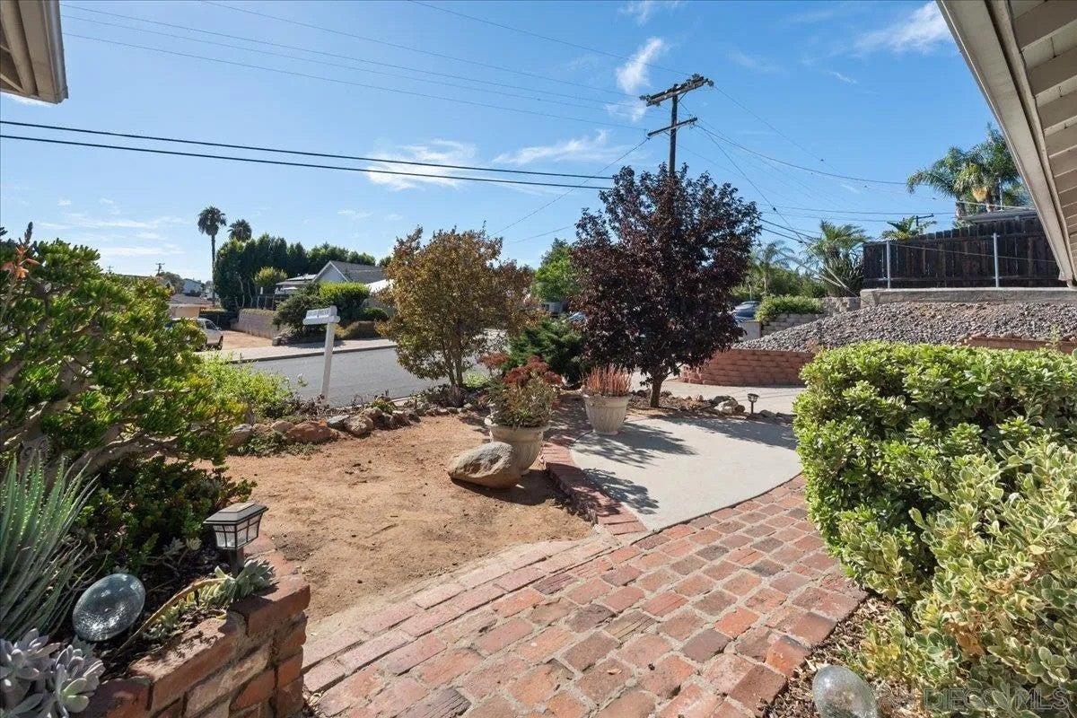 1493 Olive Hills