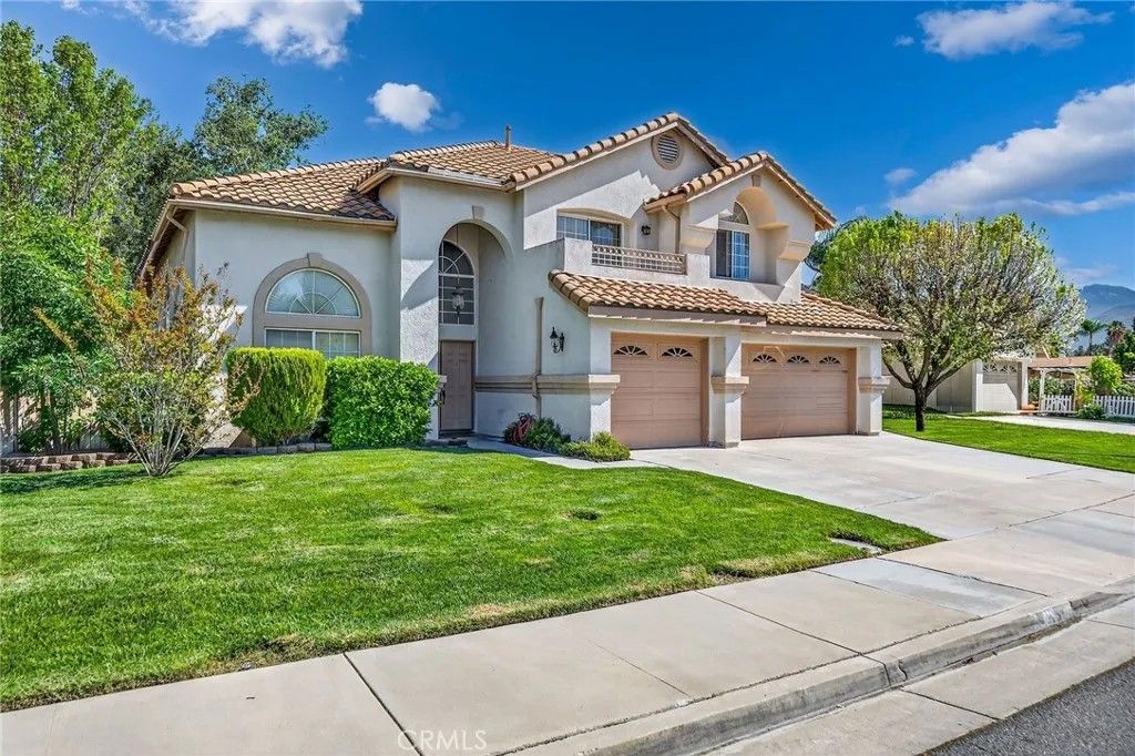 Photo of 1137 Avenida Roundelay, San Jacinto, CA 92583 (MLS # SW25265648)