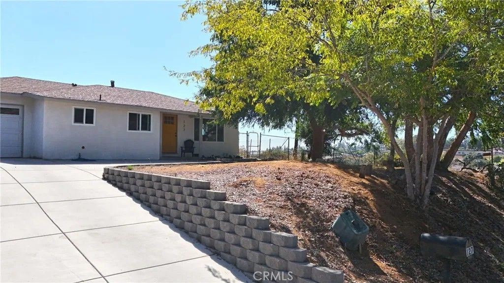 Photo of 127 E College St, Fallbrook, CA 92028 (MLS # OC25242371)