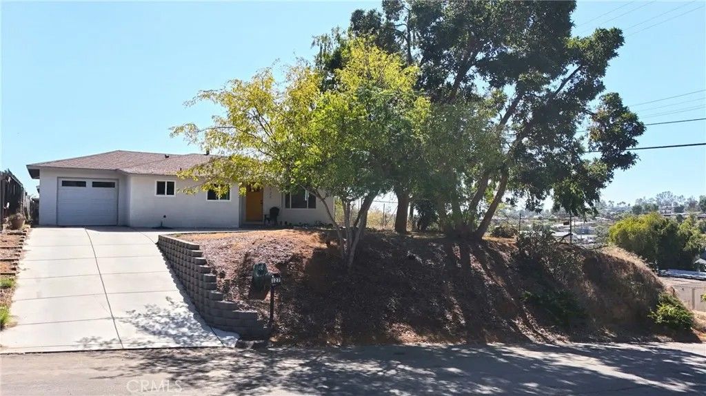 Photo of 127 E College St, Fallbrook, CA 92028 (MLS # OC25242371)